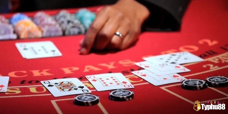 Người chia bài cũng phải tuân thủ những quy định cụ thể trong trò chơi Blackjack