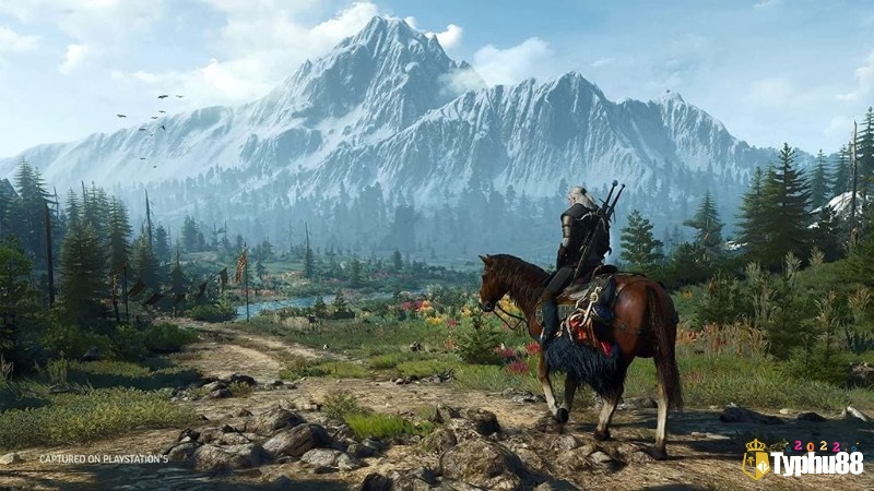 Hình ảnh Geralt xứ Rivia cưỡi ngựa băng qua cánh đồng trong khung cảnh hoàng hôn tuyệt đẹp, thể hiện độ chi tiết của thế giới mở.