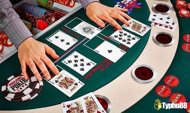 Một trong những cách thắng trong game bài poker hiệu quả là thay đổi lối chơi theo từng giai đoạn của giải đấu
