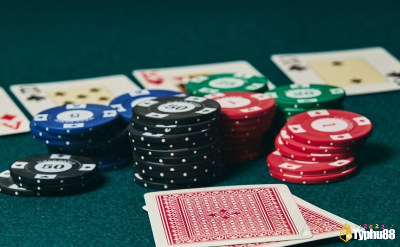 Sử dụng các phần mềm và công cụ phân tích poker hiện đại đã giúp việc tính toán range trở nên dễ dàng hơn