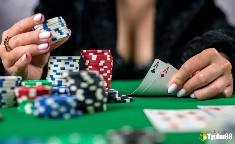 Flop (3 lá bài chung đầu tiên) thường xác định hướng đi của cả ván bài