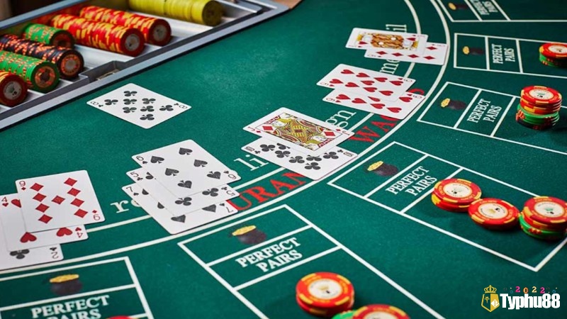 Blackjack tiền thật một hoặc nhiều bộ bài 52 lá, là đạt được tổng điểm cao hơn nhà cái nhưng không vượt quá 21