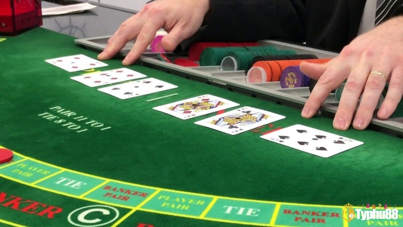 Trong cách chơi bài baccarat online, có ba loại cược chính: cược Player, cược Banker và cược Tie (hòa)