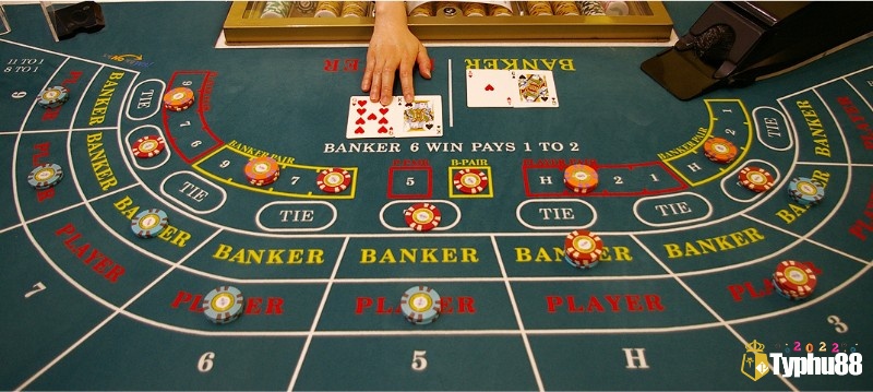 Baccarat có nguồn gốc từ Ý vào thế kỷ 15 và được cho là do Felix Falguiere sáng tạo ra