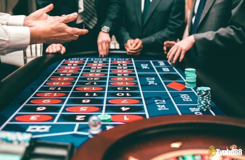 Roulette Âu (European) có house edge thấp hơn Roulette Mỹ (American) do chỉ có một số 0 thay vì hai