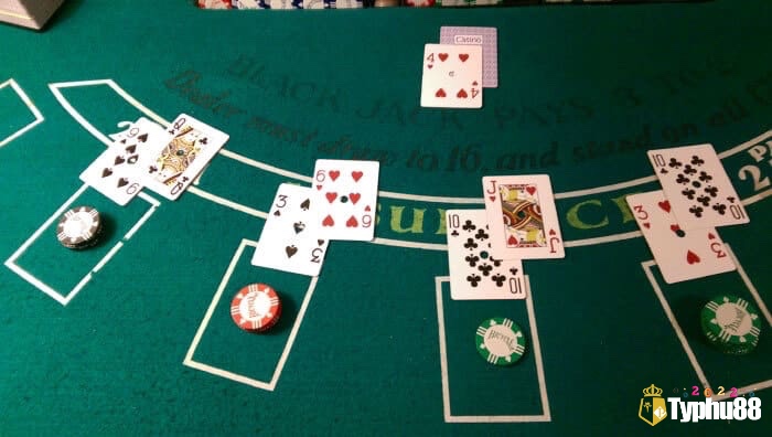 Nhiều người chơi mắc lỗi áp dụng chiến lược blackjack thường, quên rằng Double Exposure cần cách chơi riêng