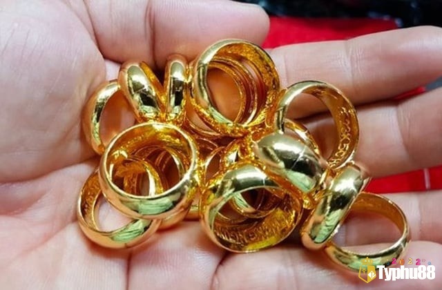Mơ thấy nhẫn hay dây chuyền vàng là điềm báo về một mối quan hệ tốt đẹp sắp đến với bạn