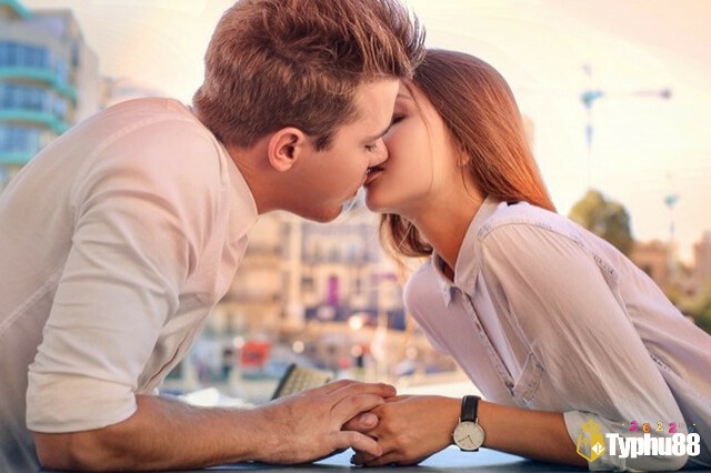 Giải mã giấc mơ thấy hôn người lạ sẽ giúp bạn làm giàu