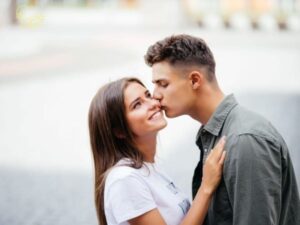 Giải mã giấc mơ thấy hôn người lạ điềm gì? Đánh số mấy?