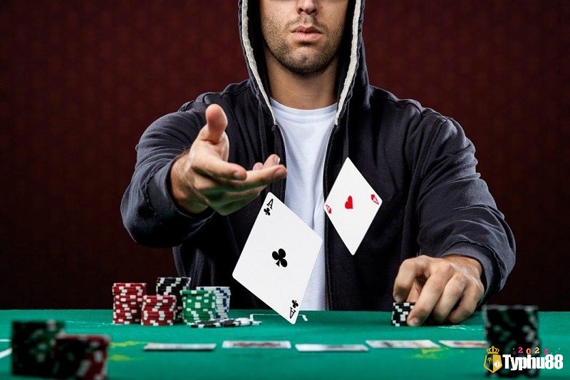 Tận dụng vị trí ngồi để điều chỉnh chiến thuật là yếu tố then chốt trong cách chơi poker 2 lá.