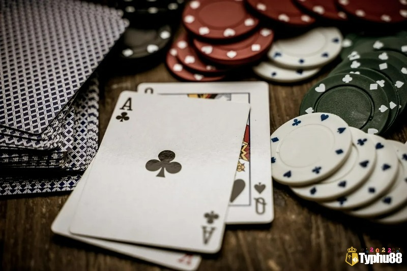 Nguyên tắc show one show all ngăn tiết lộ chọn lọc thông tin, giữ cho poker minh bạch và cân bằng giữa người chơi