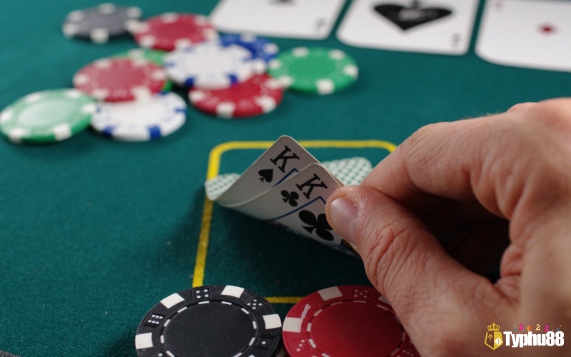 Bluff và Semi-bluff – những thuật ngữ poker chỉ nghệ thuật hù dọa và tạo sức ép để giành chiến thắng trên bàn cược.