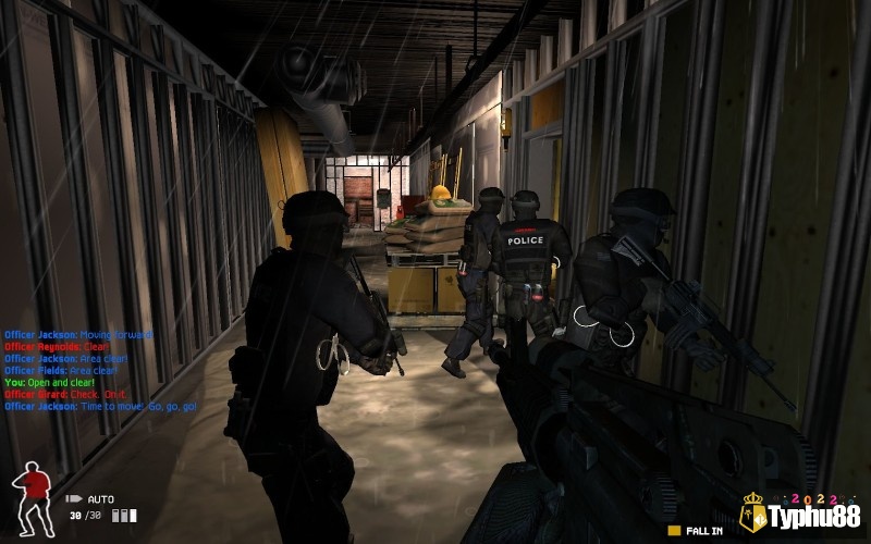 SWAT 4 nổi bật trong top những game bắn súng offline hay nhất nhờ yếu tố chiến thuật chân thực và nhiệm vụ kịch tính.