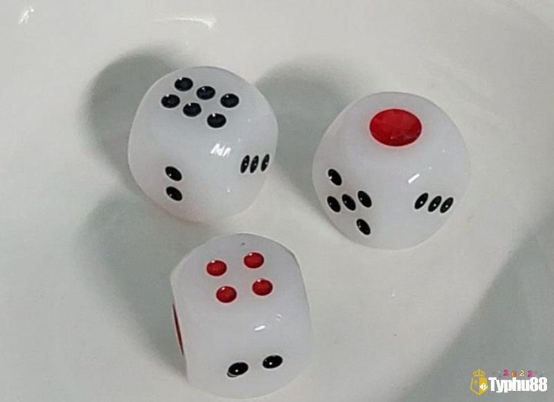 Tài xỉu là như thế nào? Tài xỉu hấp dẫn nhưng tiềm ẩn rủi ro lớn, người chơi cần thận trọng để tránh hậu quả pháp lý nghiêm trọng