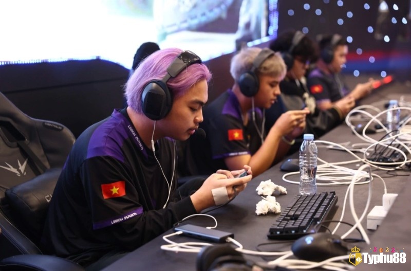 Người chơi thảo luận chiến thuật và chia sẻ kinh nghiệm trong cộng đồng game bóng đá.
