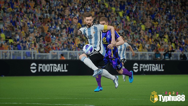 Cầu thủ thi đấu trong eFootball Mobile với đồ họa 3D sống động và chuyển động mượt mà.