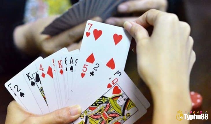 Quy trình hạ bài, ù và tính điểm bài rác để xác định người thắng thua.