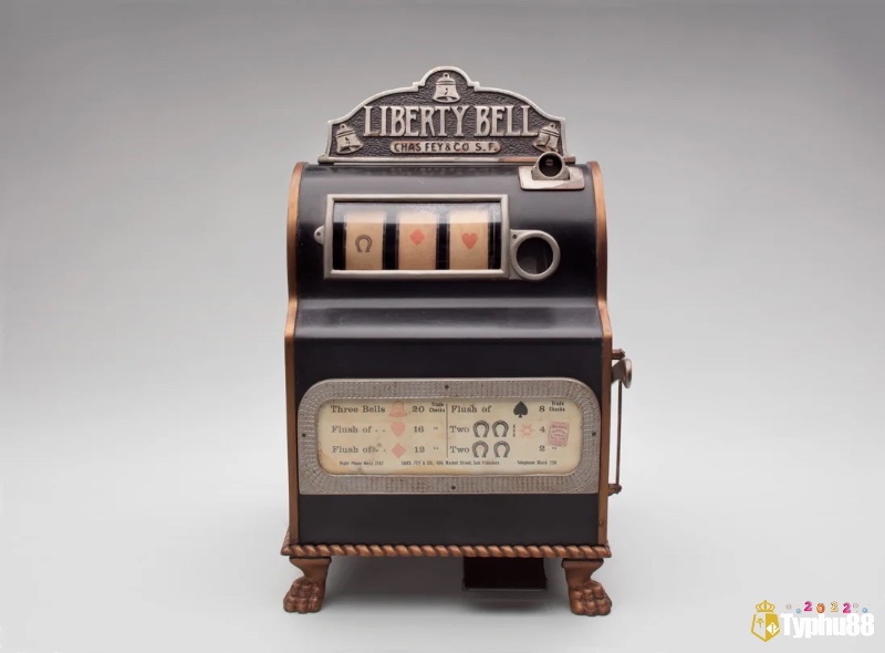 Chiếc Liberty Bell – “tổ tiên” của mọi máy slot hiện đại, biểu tượng mở đầu cho thời kỳ vàng son của ngành game quay số.