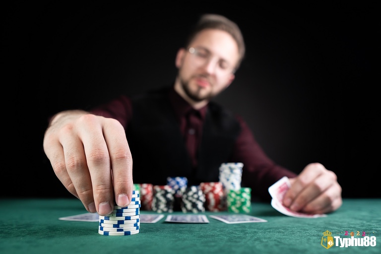 Các hành động cơ bản quyết định nhịp độ và chiến lược của vòng cược Flop là gì.