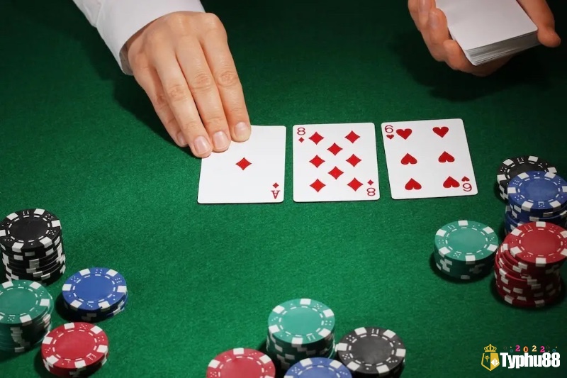 Ba lá bài Flop được lật mở, mở ra nhiều khả năng kết hợp chiến thắng.