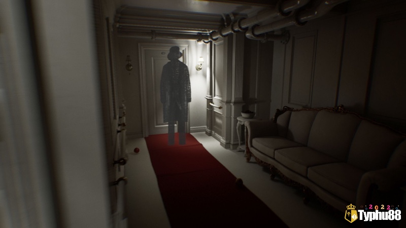 Một bóng người khoác áo dài đứng chắn giữa lối đi, tạo nên khung cảnh đầy u ám và đáng sợ đặc trưng của Layers of Fear (2023).