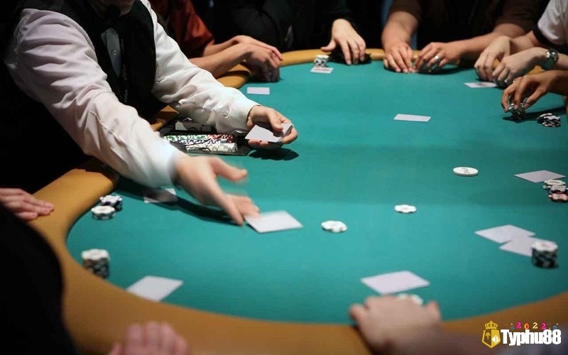 Blind và Ante tăng dần qua từng cấp độ tạo áp lực buộc người chơi liên tục thích nghi.