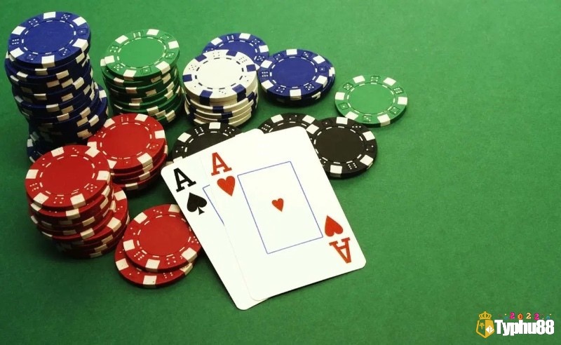 Mỗi giai đoạn của tournament poker đòi hỏi chiến thuật riêng trong cách dùng và bảo vệ stack chip.
