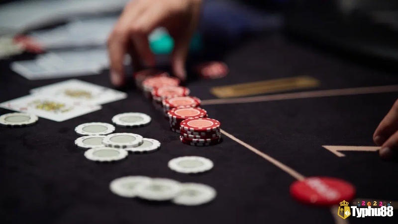 Giữ tâm lý ổn định và quản lý vốn hợp lý là chìa khóa sống còn trong các tournament poker dài hơi.