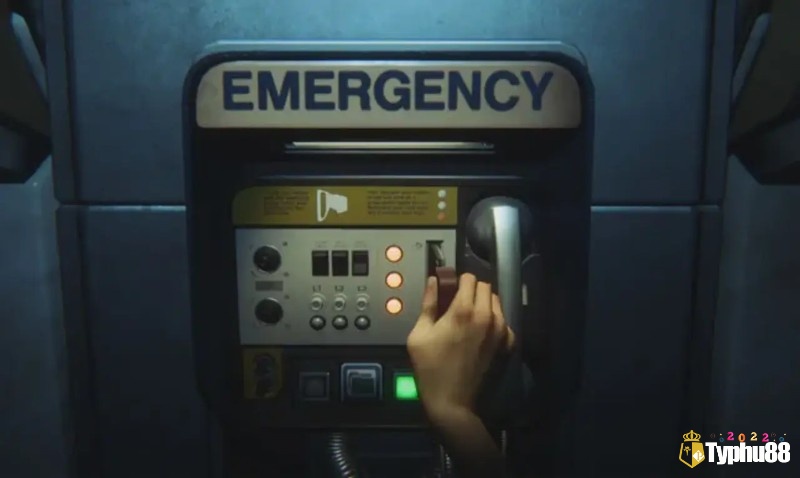 Trạm lưu game trên tường với màn hình và nút tương tác, ánh đèn vàng ấm giữa hành lang tối