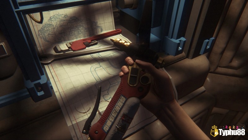 Nhân vật nấp sau thùng hàng, radar chuyển động sáng nhẹ và tiếng kim loại vang trong không gian kín