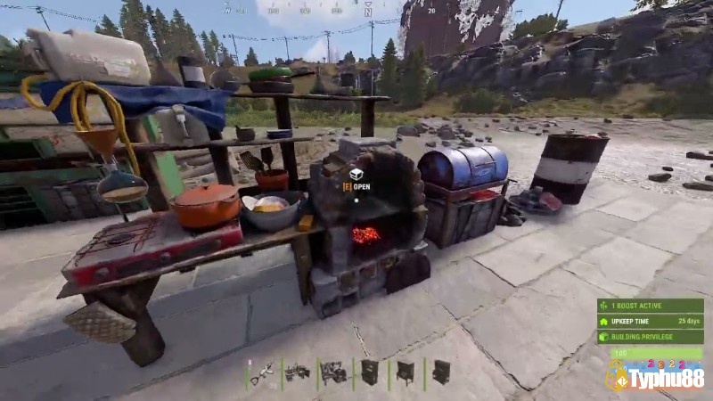 Bàn chế tạo và workbench đặt trong căn cứ, vật liệu và linh kiện bày quanh