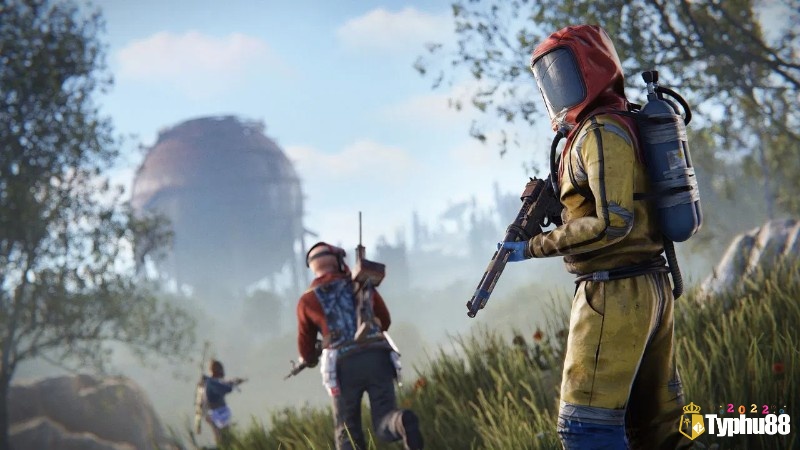 Hai người chơi ngắm vũ khí vào nhau ở rìa rừng, ánh chiều vàng