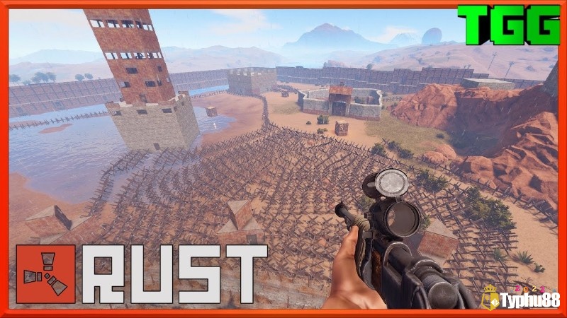 Căn cứ quy mô lớn có tháp canh, tường đá cao, cổng kim loại