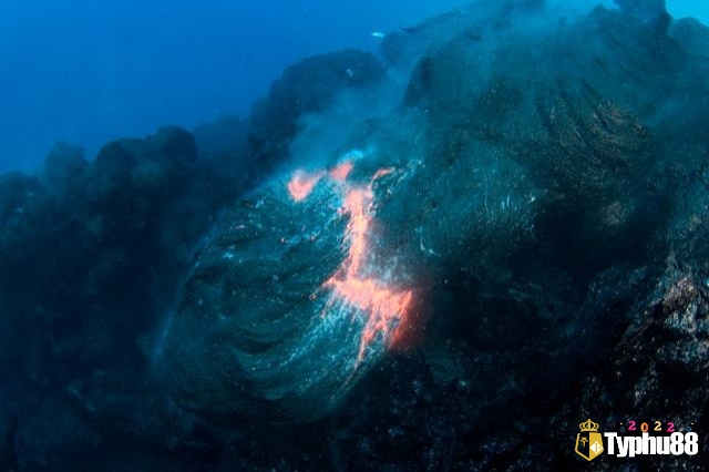 Giấc mơ thấy núi lửa dưới đáy biển thể hiện cho những cảm xúc bị kìm nén sâu lắng trong bạn