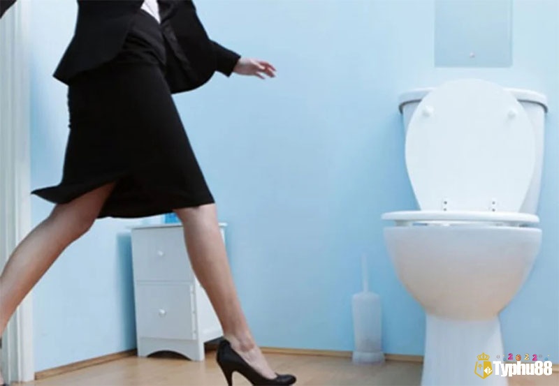 Giải mã giấc mơ thấy đi vệ sinh đánh con gì cùng các điềm báo liên quan