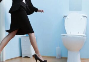 Mơ thấy đi vệ sinh đánh con gì? Điềm báo & con số may mắn